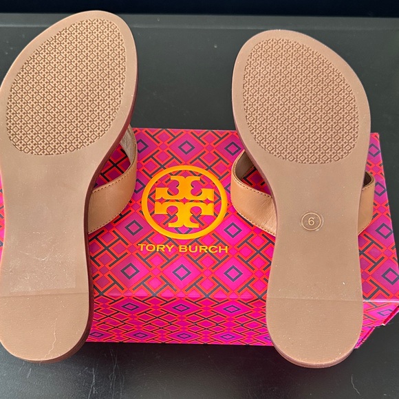 Tory Burch Tan Leather Thong Sandals with Gold Logo - Picture 4 of 4